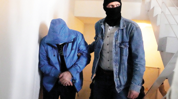 Slepkavības lietā aizdomās turētais uzņēmējs Mihails Uļmans 26. maijā tiek konvojēts uz tiesas sēdi par piemērojamo drošības līdzekli.
Foto — LETA