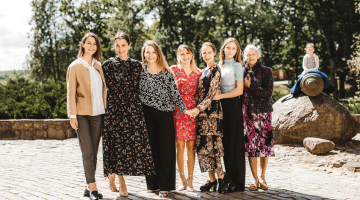 Sešas Zāgmaņu māsas un mamma Aija. Foto no privātā arhīva