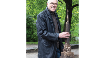«Sajūta ir laba, jo beidzot neredzīgi cilvēki varēs uzzināt, kāds patiesībā izskatās Brīvības piemineklis,» saka Ivars Miķelsons.
Foto — Ieva Salmane
