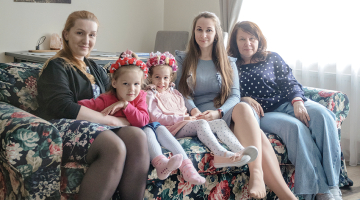 No kreisās: Diāna Sveženceva ar meitu Sofiju, Anita un mammu Alīnu Beleverju un vecmammu Svetlanu Lusenko jaunajā dzīvesvietā.
Foto — Reinis Hofmanis