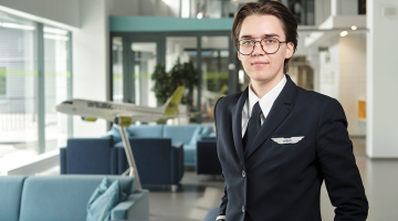 Pa «ofisa» logu katru dienu paveras patīkams skats, Sindija Legzdiņa rakstīja sociālajos tīklos pie paziņojuma, ka kļuvusi par otro piloti komercreisos.
Foto — Reinis Inkēns