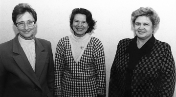 Vija Piese (no kreisās), Dzintra Hirša un Ieva Zuicena grāmatas Latviešu valodas prasmes līmenis prezentācijā Rīgas Latviešu biedrības namā. 1997. gada 20. oktobris. Foto — Māris Kaparkalējs, no Ievas Zuicenas privātā arhīva