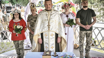 Donbasa reģiona pilsētā Druživkā netālu no frontes priesteris 12 .jūnijā salaulā Kristinu Ļutu un Volodimiru Mihalčuku (pāris pa kreisi), kā arī Kristīni un Vitāliju Orličus. Viņi visi ir kareivji. Foto – Scanpix