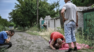 Kāds tēvs Lisičanskas pilsētā, kur pašlaik rit vienas no sīvākajām kaujām, noliecies pār sava nogalinātā dēla līķi.
Tika ziņots, ka Krievijas armija šajā apšaudē izmantoja starptautiski aizliegtās kasešu bumbas. Foto – Scanpix