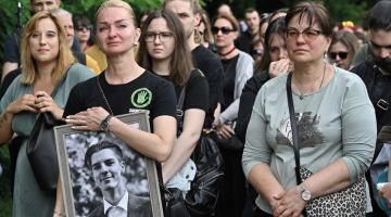Kijivā notiek atvadīšanās no Romana Ratušnija (24), kurš bija viens no galvenajiem proeiropeiskās Maidana kustības un pretkorupcijas aktīvistiem. Sākoties karam, viņš pievienojās Ukrainas bruņotajiem spēkiem un jūnija sākumā krita kaujās pie Izjumas. Foto – Scanpix