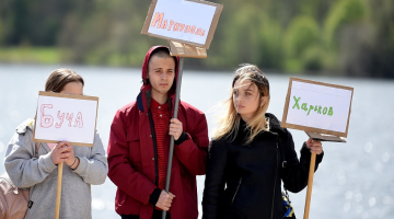 Aizkraukles novadā patvērumu guvušie kara bēgļi no Ukrainas piedalās pasākumā Ukrainas atbalstam. Foto - Zane Bitere, LETA