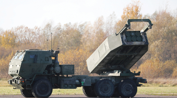 Amerikāņu mobilās artilērijas raķešu sistēma HIMARS mācībās Spilves lidostā Rīgā pērn novembrī.
Foto — Scanpix