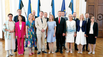 Igaunijas premjerministre Kaja Kallasa (centrā) ar 14 jaunās valdības ministriem.
Foto — Scanpix