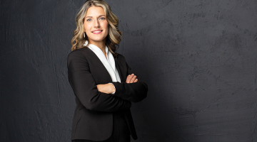 Finansiste Aija Hermane-Sabule: «Ja bailes ir bijušas iemesls, kāpēc neinvestēji līdz šim, manuprāt, vienīgais, ko darīt, ir vienkārši sākt trenēties, apgūt investīciju pamatlikumus un tehniskos principus, kā tas notiek. Attīstīt «riska muskuli» kaut vai ar pavisam nelielām summām.»
Foto — Ronalds Šulcs