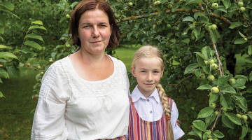 «Mēs rēķinām, ka vecākajām ābelēm ir ap gadiem 80,» stāsta Lauma Puriņa.
Foto — Ieva Salmane