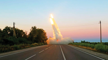 Ukraiņu spēki Zaporižjas apgabalā 4. jūlijā izmanto amerikāņu piegādāto mobilo raķešu sistēmu HIMARS, kura precīzi var trāpīt mērķim 70 km attālumā.
Foto — Scanpix