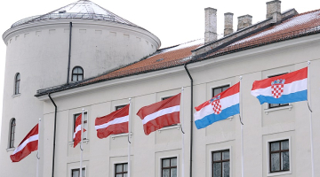 Latvijas un Horvātijas valsts karogi pie Rīgas pils. Foto - Evija Trifanova, LETA