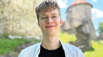 Ernests festivālā Lampa bija viens no runātājiem diskusijā Kā mūsdienu jaunietis izjūt piederību savai valstij? Ernesta bērnības atmiņas saistās ar ģimenes mājām Carnikavā un pavadīto laiku Melānijas Vanagas muzejā. «Melānija ir mana vecvecmāmiņa, laikam es būtu naivs, ja domātu, ka mans patriotisms nav mantots no viņas,» atklāj Ernests.
Foto — Beāte Zonnenberga-Zamberga