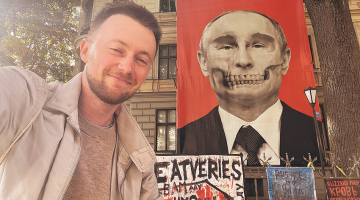 Volodimirs Birjukovs pie Putina viepļa iepretim Krievijas vēstniecībai Rīgā.
Foto no privātā arhīva