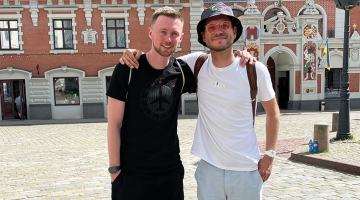 Volodimirs Birjukovs Rīgā ar draugu mūziķi Ralfu Eilandu.
Foto no privātā arhīva