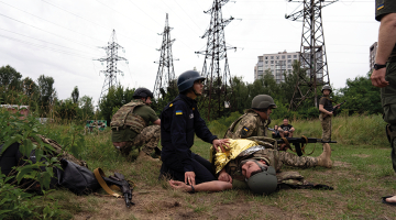 Ik dienu ap 100 cilvēku Ukrainas galvaspilsētā apgūst kaujas mediķu kursu.
Foto — Scanpix
