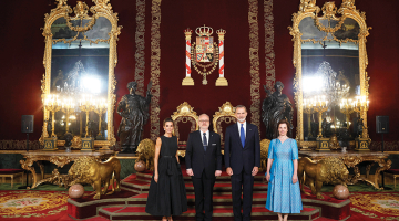 Latvijas Valsts prezidents Egils Levits ar kundzi Andru un Spānijas karalis Felipe ar karalieni Letīciju 28. jūnijā pozē pilī Madridē pirms svinīgajām vakariņām par godu NATO samitam.
Foto — Scanpix
