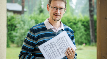 Edgaram Lindem tā šķita brīnišķīga iespēja — sakārtot notis dejotāju Dziesmusvētku repertuāram.
Foto — Ieva Salmane