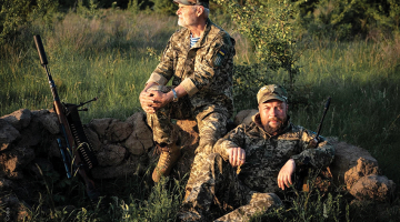 Antons Celovaļņiks (pa labi) teritoriālās aizsardzības vienības postenī pie Kijivas.
Foto no privātā arhīva