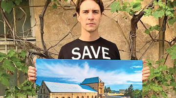 Mikola Šapovals ar tūrisma suvenīru — šobrīd okupācijas zonā nonākušas pils attēlu. Pārdodot šādas lietas, vīrietis ar kolēģiem vāc ziedojumus armijai.
Foto no privātā arhīva
