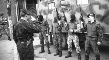 4. Daugavpils robežsargu bataljona ātrās reaģēšanas grupa 1995. gada aprīlī. Fotogrāfs — Gaitis Grūtups. Latvijas Kara muzeja krājums