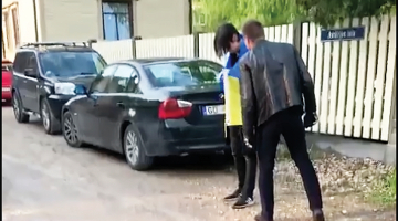 Aculiecinieka uzņemtā videoierakstā redzams Valērija Lazareva uzbrukums 18 gadus vecajam jaunietim ar Ukrainas karogu