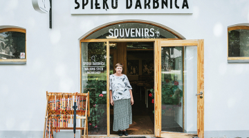 «Ja man apnīk viens process, pieķeros kam citam,» meistare Antra Plavgo skaidro, ka tieši daudzie spieķa izgatavošanas posmi spēj noturēt viņas interesi vairāk nekā 30 gadus.
Foto — Lauris Aizupietis