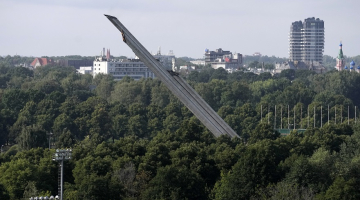 Uzvaras parka padomju pieminekļa pēdējā elementa - obeliska - demontāža. Foto - Edijs Pālens, LETA