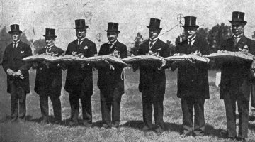Latvijas Kuģu īpašnieku savienības locekļi dāvā sudraba signāltaures Latvijas armijas Daugavgrīvas artilērijas pulkam 1930. gadā. Otrais no kreisās Andrejs Kalniņš
