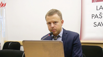 Soaar līdzīpašnieks Renārs Kadžulis vēlēšanu elektroniskās sistēmas prezentācijā pirms iepriekšējās Saeimas vēlēšanām.
LPS video ekrānuzņēmums