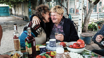 64 gadus vecā Olga Valkova (pa labi) apskauj savu brāļa sievu Lidiju Kandaurovu (58), kura atgriezusies savā dzimtajā Trojickes ciemā Harkivas apgabalā pēc vairāk nekā sešu mēnešu prombūtnes, kamēr šo teritoriju bija okupējis Krievijas karaspēks.
Foto — Scanpix