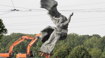Piemineklim Uzvaras parkā demontē sievietes tēlu. Foto - Sintija Zandersone, LETA