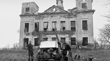 Imants Lancmanis kopā ar citiem ekspedīcijas dalībniekiem pie Lustes pils 1977. gadā.
Foto no Rundāles pils muzeja fotoarhīva