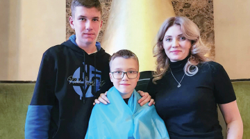 Nataļa Ļutikova ar savas māsas dēliem, kurus Hersonas okupācijas varas iestādes piespiedu kārtā bija evakuējušas uz Krieviju.
Foto no personīgā arhīva