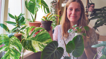 Sindijas Lūsītes izveidotais Instagram konts @iamtheplantilicious ļauj sekot līdzi viņas ceļojumam istabas augu valstībā.
Foto no personīgā arhīva