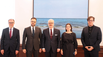 Progresīvo pārstāvji tikšanās laikā ar Valsts prezidentu Egilu Levitu (centrā) 3. oktobrī. No kreisās: Andris Sprūds, partijas Ministru prezidenta amata kandidāts Kaspars Briškens, partijas līdzvadītāja Antoņina Ņenaševa un partijas valdes loceklis Mārtiņš Kossovičs.
Foto — LETA