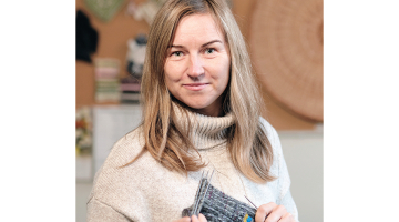Tautas lietišķās mākslas studijas Valdziņš vadītāja Sandra Lismane ar savām kolēģēm jau otro reizi piedalās akcijā Adījumi, darinot zeķes, ko sūtīt uz fronti Ukrainā.
Foto — Reinis Inkēns
