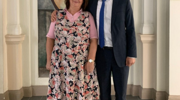Tomass Pildegovičs un skolotāja Ina Evardsone. Foto no autora albuma