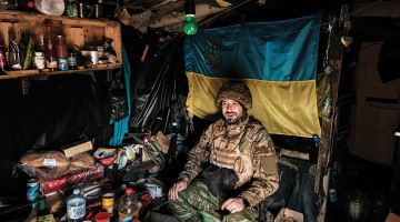 Ukrainas 5. kājnieku pulka karavīrs bunkurā austrumu frontē Doneckas reģionā.
Foto — Scanpix