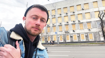 Volodimirs Birjukovs pie ēkas Kijivas centrā, kurai trūkst logu.
Foto no personīgā arhīva