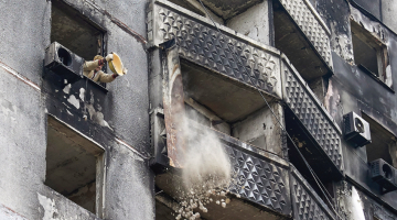 No krievu bombardēšanas visvairāk cietušajā Harkivas rajonā Saltivkā. Foto – Scanpix