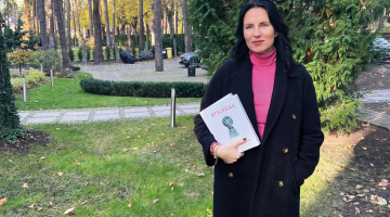 Ilze Grase-Ķibilde: «Kad Ukrainā sākās karš, man vairs negribējās grāmatu izdot arī krievu valodā. Tomēr racionālie argumenti ņēma virsroku: ir jāvēršas pie krievvalodīgajiem, ja gribam, lai integrācija ir veiksmīga». Foto no personīgā arhīva