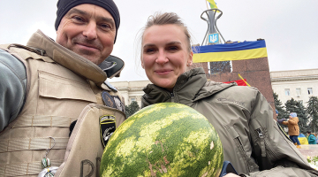 Kāda Hersonas iedzīvotāja sagaida Igoru Zaharenko pēc pilsētas atbrīvošanas.
Foto no personīgā arhīva