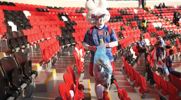 Viens no Katarā notiekošā pasaules futbola kausa pārsteigumiem ir japāņu fani — pēc savas valsts izlases spēlēm vairāki no viņiem palika stadionā, lai sakoptu ar tukšām limonādes pudelēm, papīra turzām, apelsīnu mizām un citiem atkritumiem piedrazotās tribīnes.
Foto — Scanpix