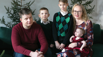 Arnolds un Agnese Skirmaņi ar trīs adoptētajiem bērniem. Mamma iedrošina — ja kāda ģimene vēlas adoptēt bērniņu, lai nebaidās no noteiktajām diagnozēm. Tās bieži vien ir pārspīlētas.
Foto — Laura Šūlmeistare