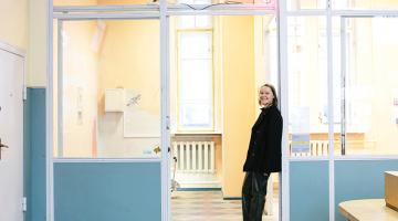 Agnese vada mākslas galeriju Ag, kurai nav pastāvīgu telpu — pagājušajā mēnesī tā mājoja Zasulauka stacijā.
Foto — Kristīne Madjare