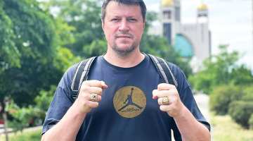 Basketbolists Staņislavs Medvedenko ar NBA čempiona gredzeniem pirms to pārdošanas.
Foto no personīgā arhīva