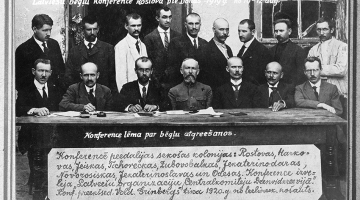 Dienvidkrievijas un Ukrainas latviešu bēgļu konferences delegātu grupa Rostovā pie Donas. 1919. gada 12. augusts. 
Latvijas Nacionālā vēstures muzeja krājums