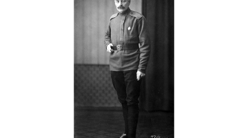 Rakstnieks Jānis Akuraters latviešu strēlnieku formas tērpā Pirmā pasaules kara laikā. 1917. gads. 
Foto — Mārtiņš Lapiņš, Rakstniecības un mūzikas muzeja krājums
