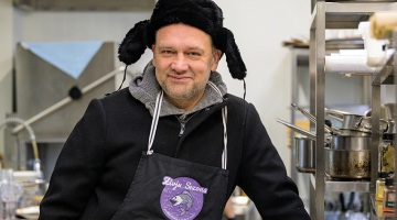 Šovasar Kaspars Gods apceļojis visu Latvijas jūras piekrasti, veidojot raidījuma Zivju sezona sērijas, kas brīvi pieejamas feisbukā.
Foto — Edgars Pohevičs